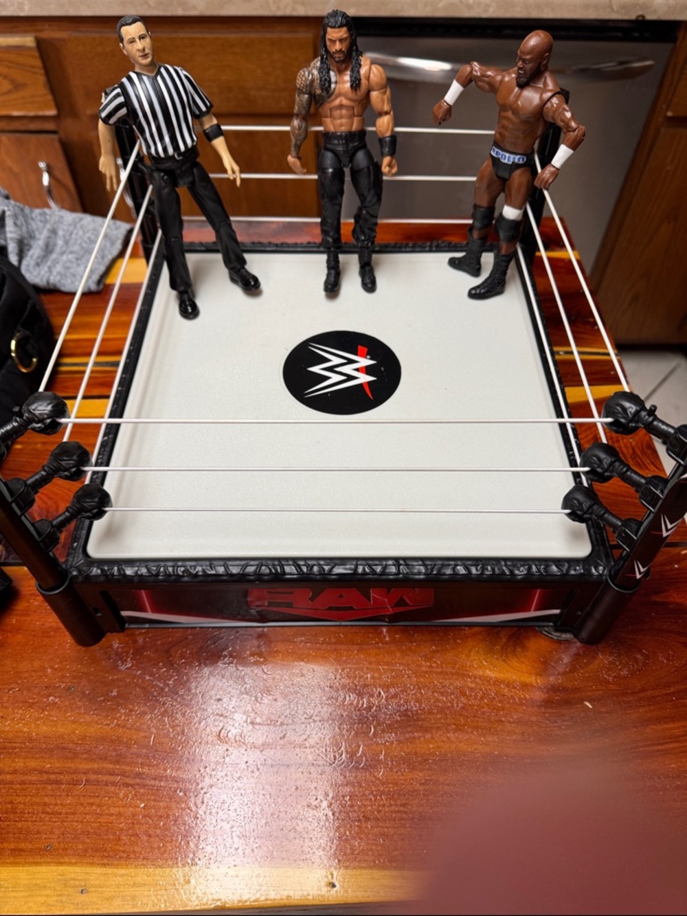 WWE Mini Wrestling Ring Playset – Earl Ref, Apollo and Roman